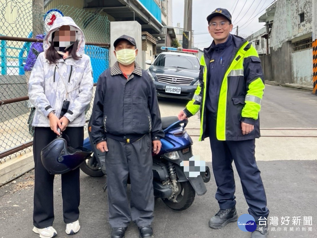 楊梅警分局員警巡邏時,發現林姓女子機車無法發動,上前協助林女返家。<br /><br />