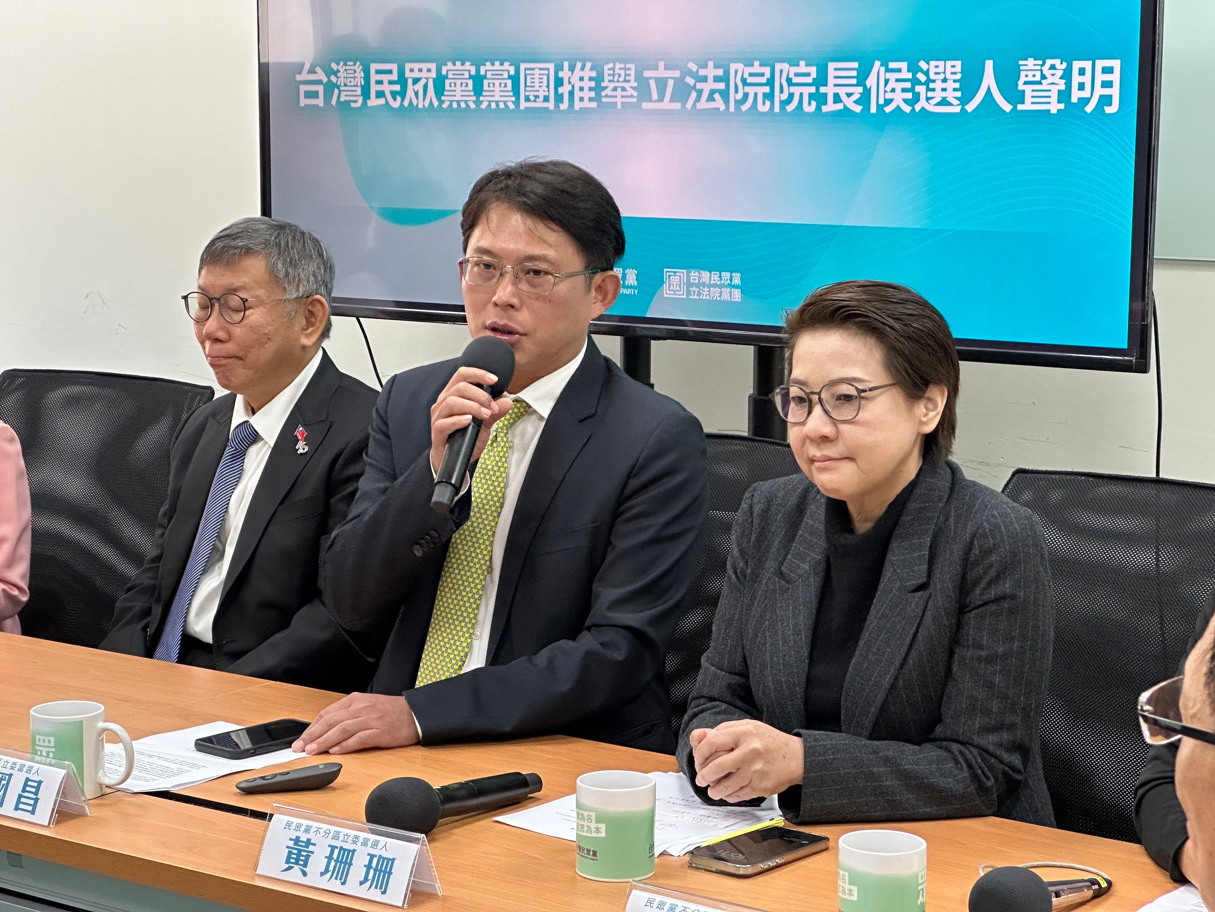 黃國昌（中）3日爆料，廖紫岑、林煜喆拜訪柯時，清楚表示是代表總統府秘書長林佳龍來。資料照片／林啟弘攝