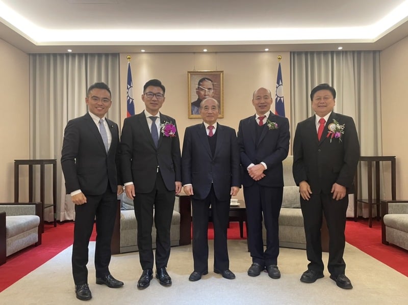 韓國瑜(右2)、江啟臣(左2)當選立法院正副院長後,首個行程即拜會王金平(中),據了解,王建議韓可邀請有「國會活字典」之稱的周萬來任秘書長。洪孟楷辦公室提供