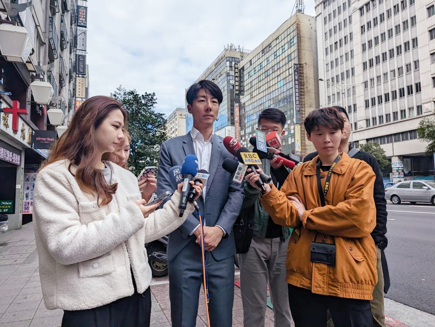 吳崢3日表示,民眾黨現在全黨瘋狂攻擊他,轉移社會對他們的關注,但其實最應關注的是民眾黨跑票、第二輪棄權等議題。翻攝吳崢臉書