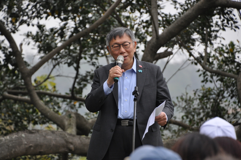 綠白為「電話門」持續交鋒,圖為民眾黨主席柯文哲3日到桃園市出席楊梅小草見面會。中央社