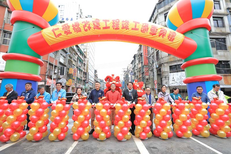 市長謝國樑、秘書長方定安、區長李昆達、準立委林沛祥以及內政部長林右昌、議長童子瑋與議會多位議員竣工剪綵。圖/基隆市政府