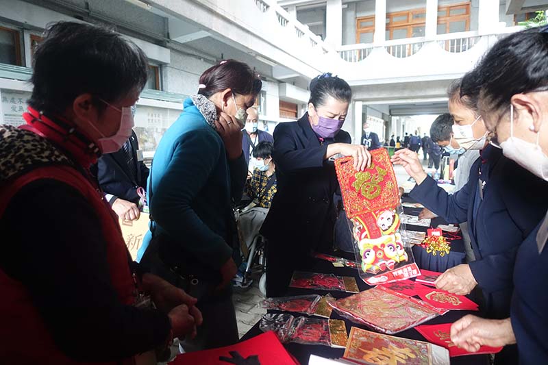 2月2日慈濟全台最後一場冬令發放活動在靜思精舍圓滿,志工準備春聯讓照顧戶提前感受年節氣氛。圖/慈濟基金會提供