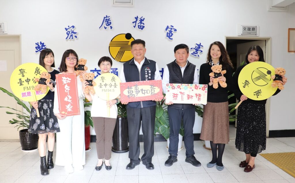 ▲圖說:中市警察局長李文章除了空中警政宣導外,也向所有市民拜個早年 (圖/台中市政府提供)