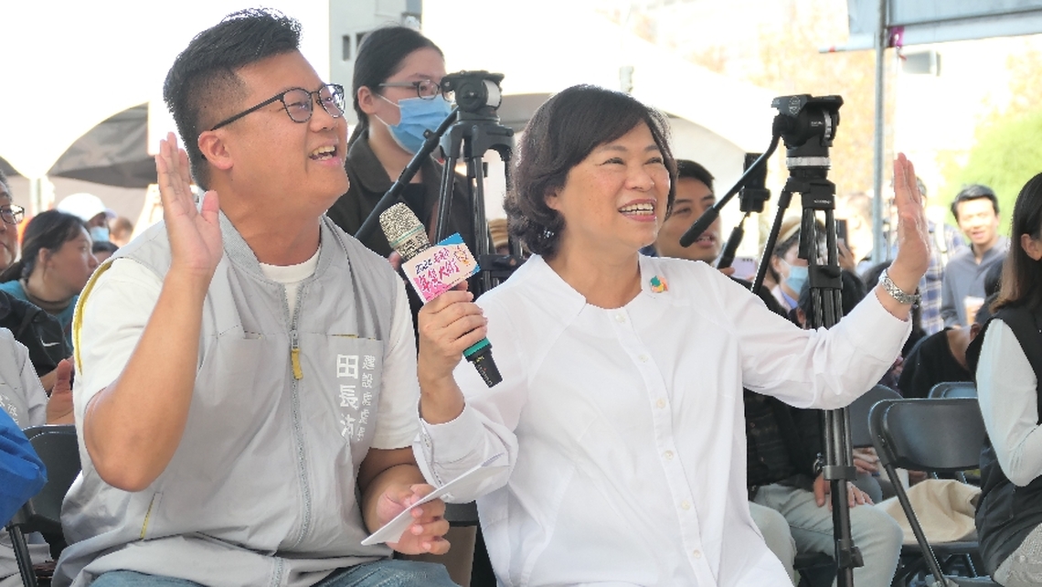 「款年貨」跑三趟 嘉義市年貨大街開幕首日人潮滿滿 市長黃敏惠加碼助攻帶動買氣強強滾