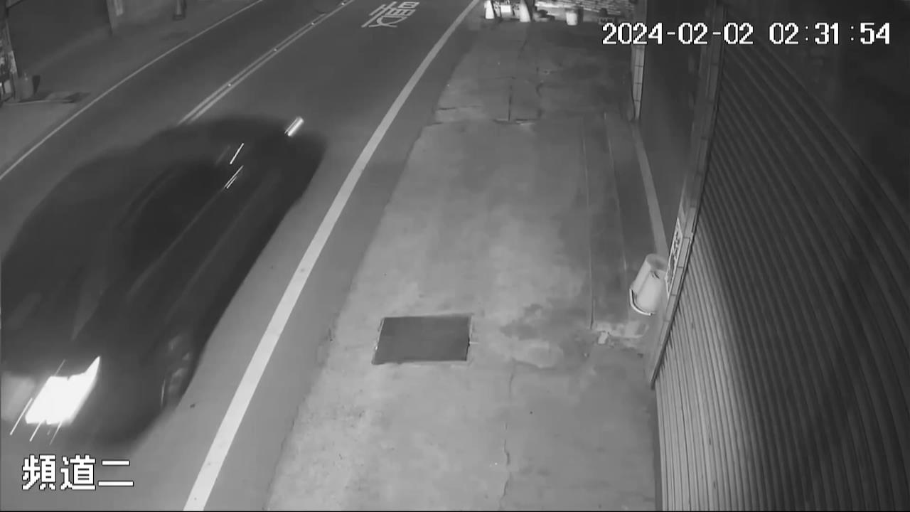 ▲大村鄉山腳路發生一起酒駕逆向先撞飛一移工，再撞斷電線桿，造成590多戶停電11小時，肇事轎車車頭幾乎全毀，台電工程人員搶修，移除被撞斷的電線桿。（民眾提供）