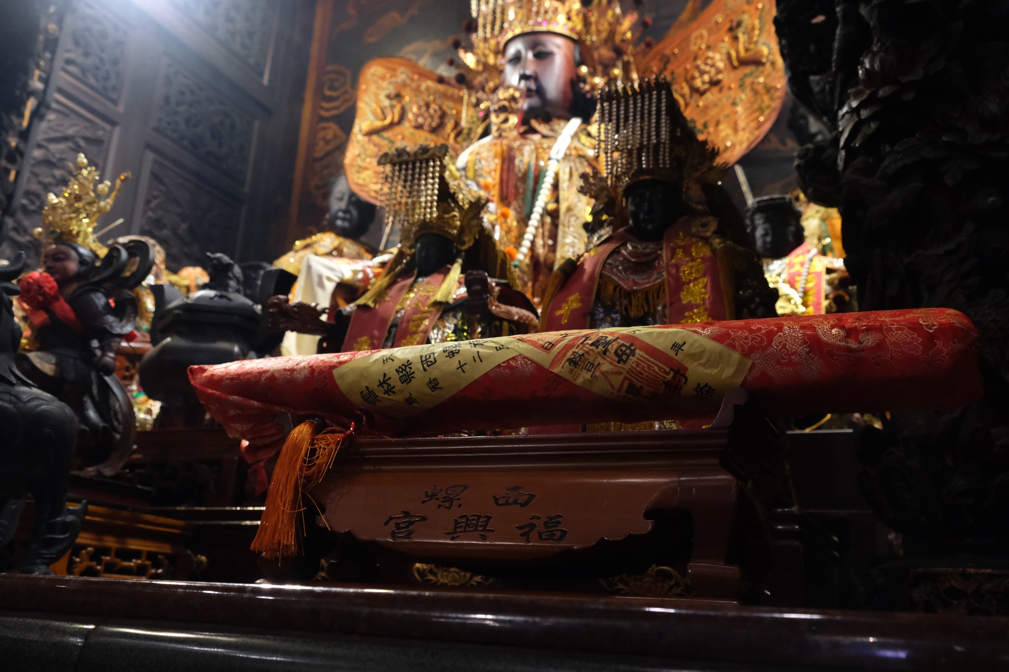 ▲西螺媽祖靈籤裹上紅布貼上封條。(西螺福興宮提供)