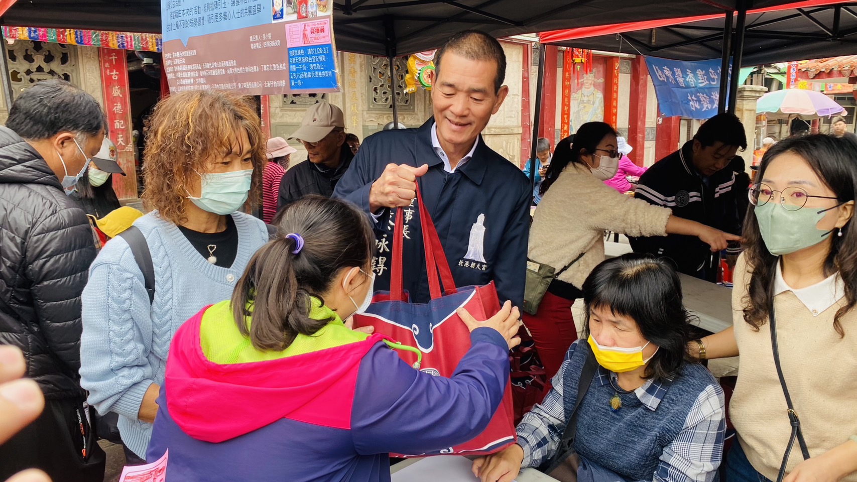 ▲雲林縣副議長蔡咏鍀贈福袋給民眾，民眾收到後相當開心。(記者陳雅琪攝)