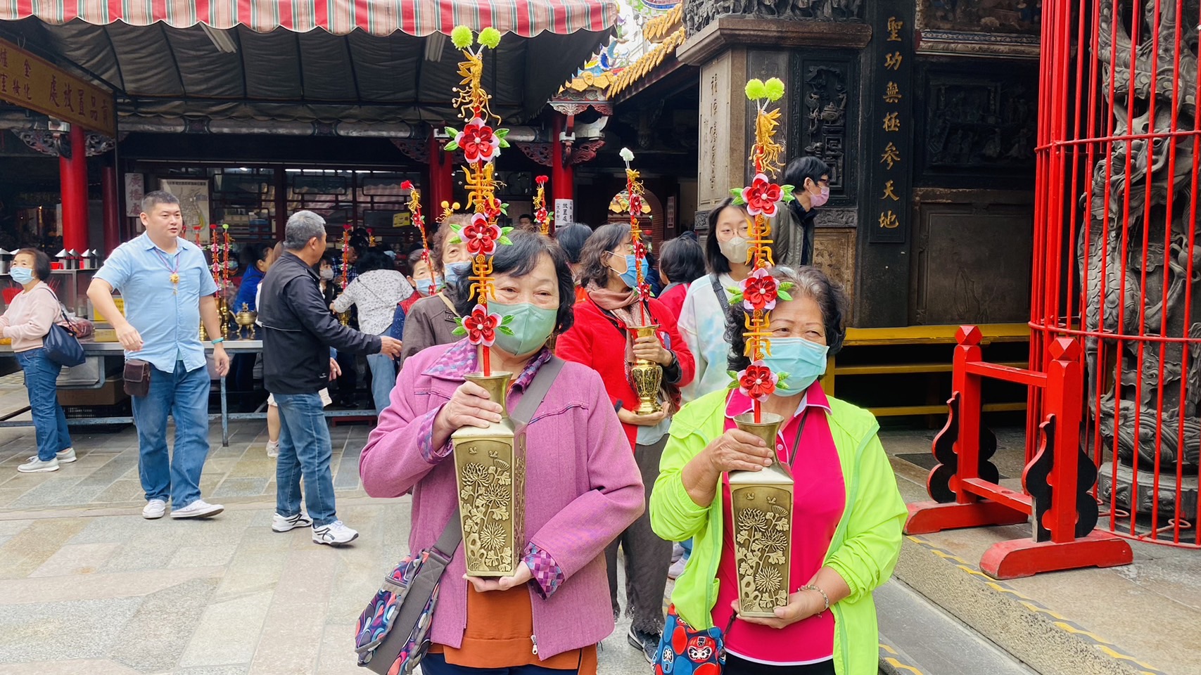 ▲頂溪社區發展協會及春仔花工藝師林佩瑩老師每年指導學員做供神花,獻給北港朝天宮擺放在媽祖殿等各殿供神。(記者陳雅琪攝)