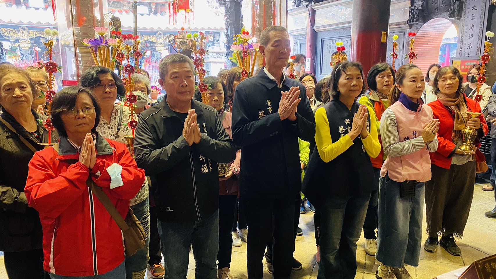 ▲臺灣工藝之家每年在春節除舊換新之際，都會由春仔花工藝師林佩瑩及同學們發願性將做好的供神花獻給北港朝天宮媽祖，今年已經邁入第九年。(記者陳雅琪攝)