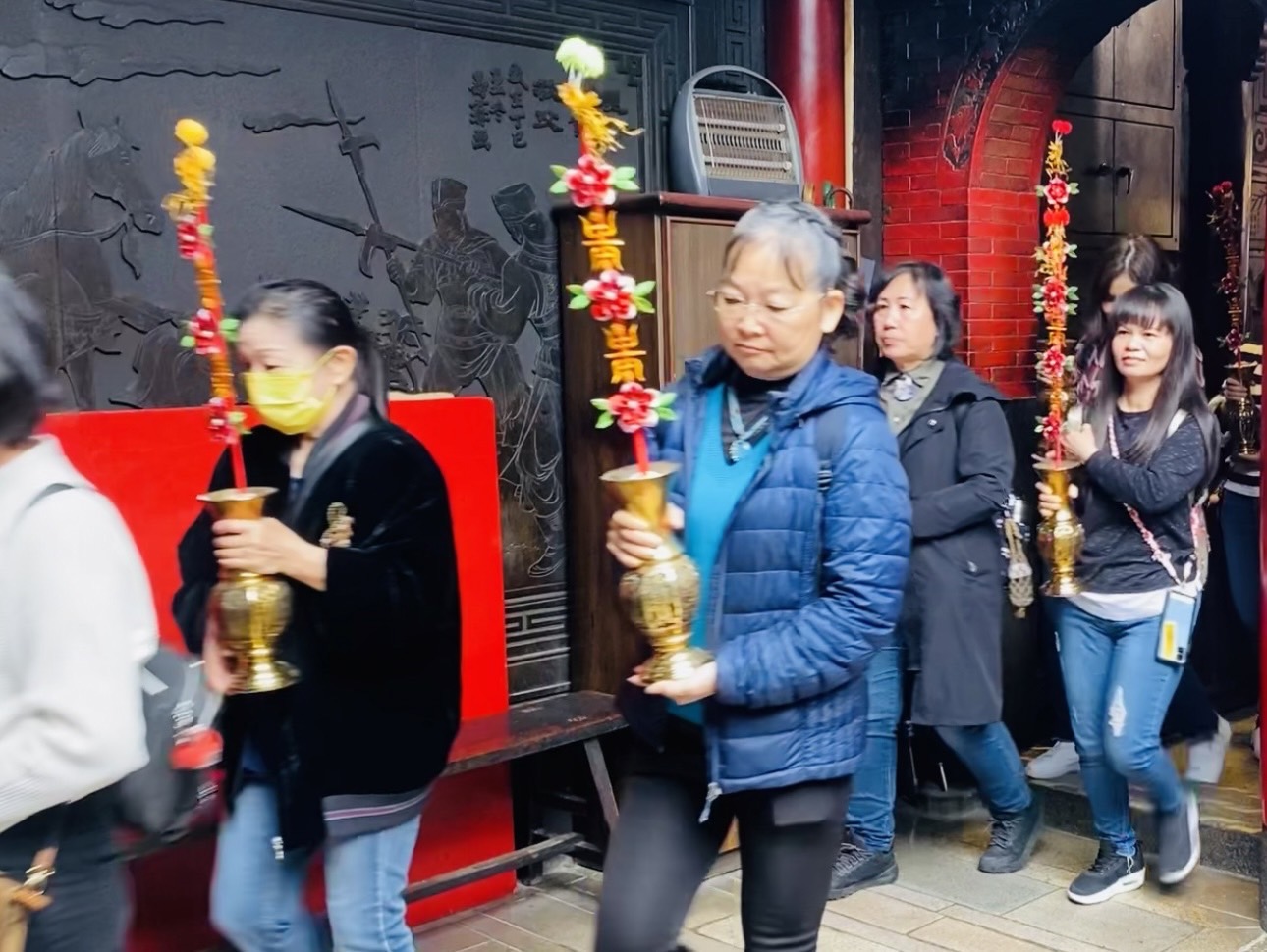 ▲臺灣工藝之家每年在春節除舊換新之際，都會由春仔花工藝師林佩瑩及同學們發願性將做好的供神花獻給北港朝天宮媽祖。(記者陳雅琪攝)