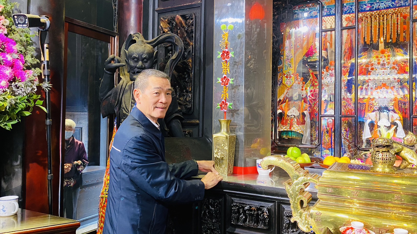 ▲北港朝天宮董事長蔡咏锝感謝頂溪社區發展協會及春仔花工藝師林佩瑩老師每年指導學員做供神花，獻給北港朝天宮擺放在媽祖殿等各殿供神。(記者陳雅琪攝)