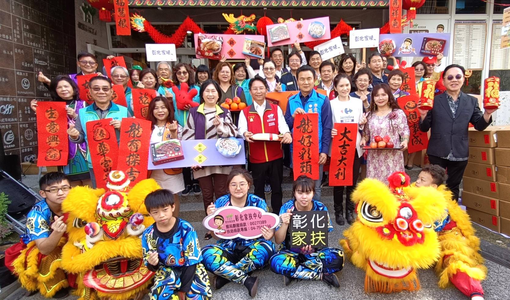 ▲彰化家扶中心募集1700套年菜,今日在員林服務處進行發放,由社工協助送達,讓家扶兒可以跟家人在除夕夜享用幸福年菜,一家團圓過好年。(記者張溎壕攝)