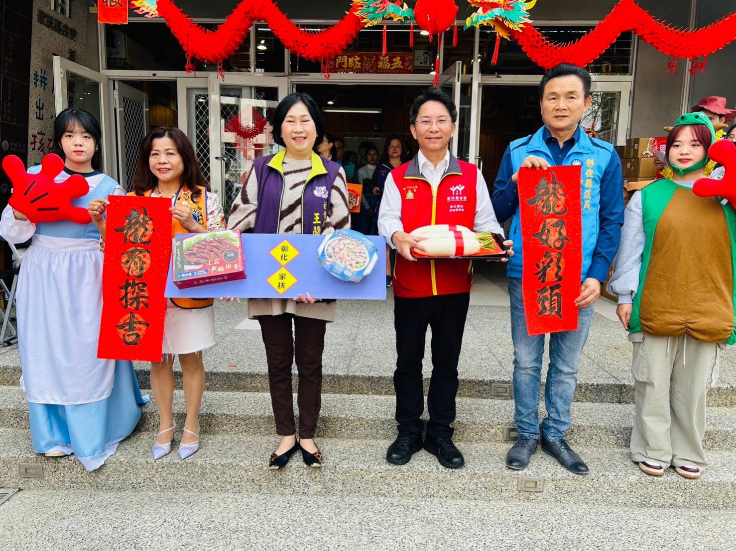 ▲彰化家扶中心募集1700套年菜，今日在員林服務處進行發放，由社工協助送達，讓家扶兒可以跟家人在除夕夜享用幸福年菜，一家團圓過好年。（記者張溎壕攝）