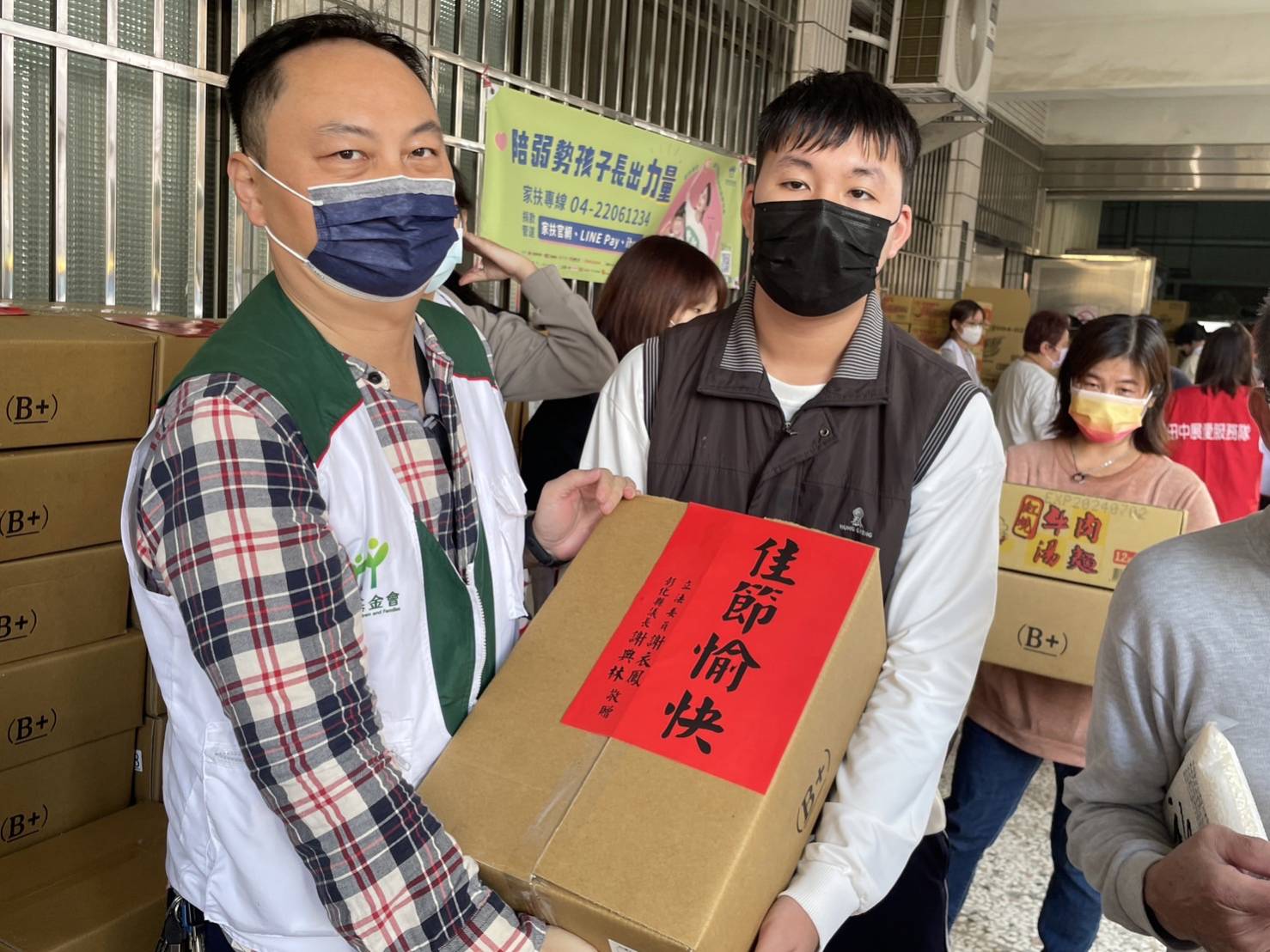 ▲彰化家扶中心募集1700套年菜，今日在員林服務處進行發放，由社工協助送達，讓家扶兒可以跟家人在除夕夜享用幸福年菜，一家團圓過好年。（記者張溎壕攝）