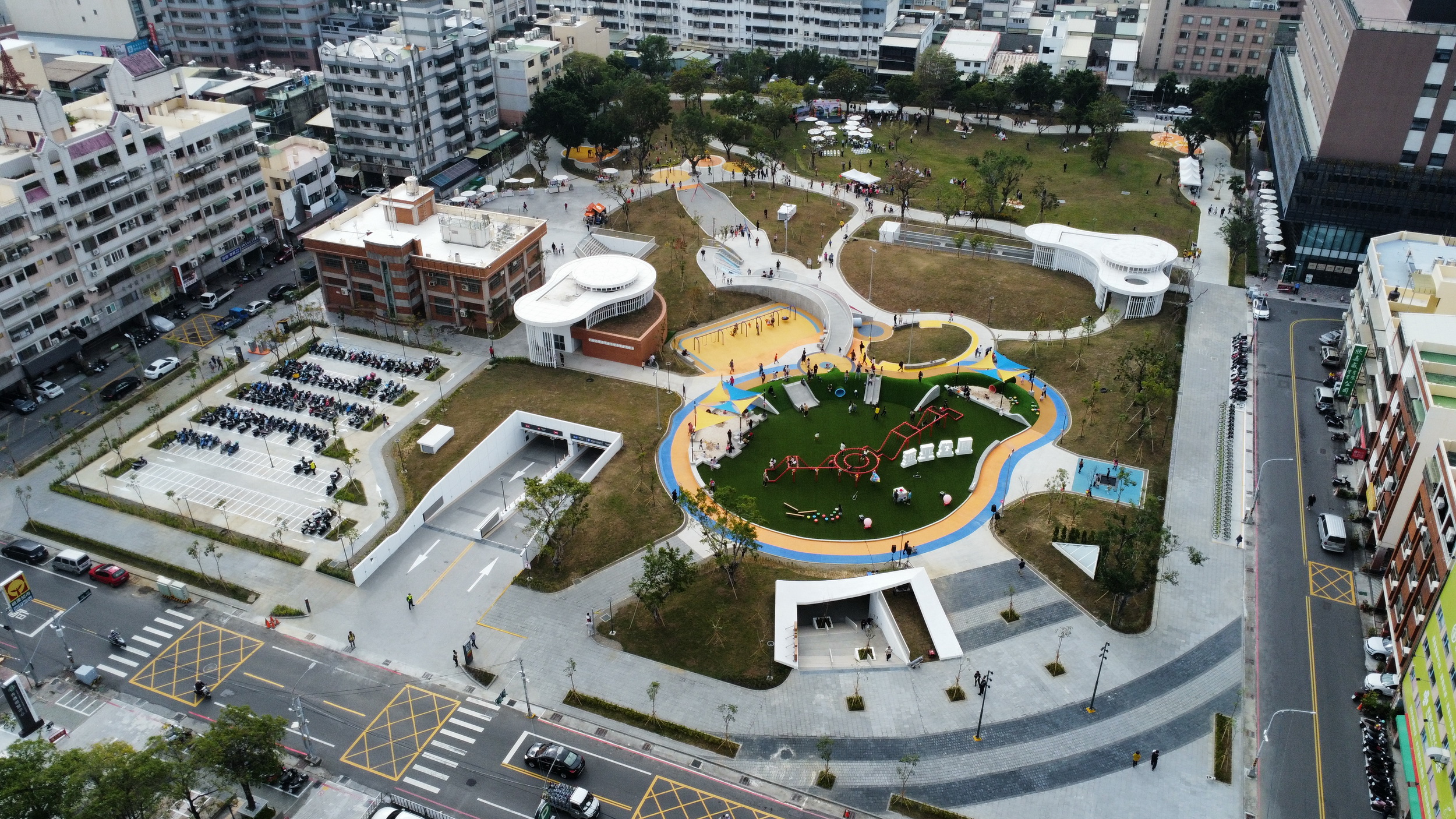 ▲彰化縣政府舉行延平公園地下停車場啟用典禮，這是彰化地區首座集結停車場、公共自行車、公園、活動中心等功能的地下停車場。（記者張溎壕攝）