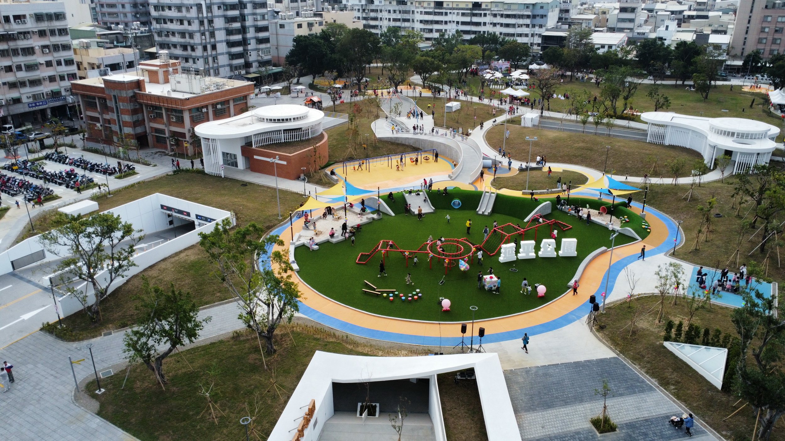 ▲彰化縣政府舉行延平公園地下停車場啟用典禮，這是彰化地區首座集結停車場、公共自行車、公園、活動中心等功能的地下停車場。（記者張溎壕攝）