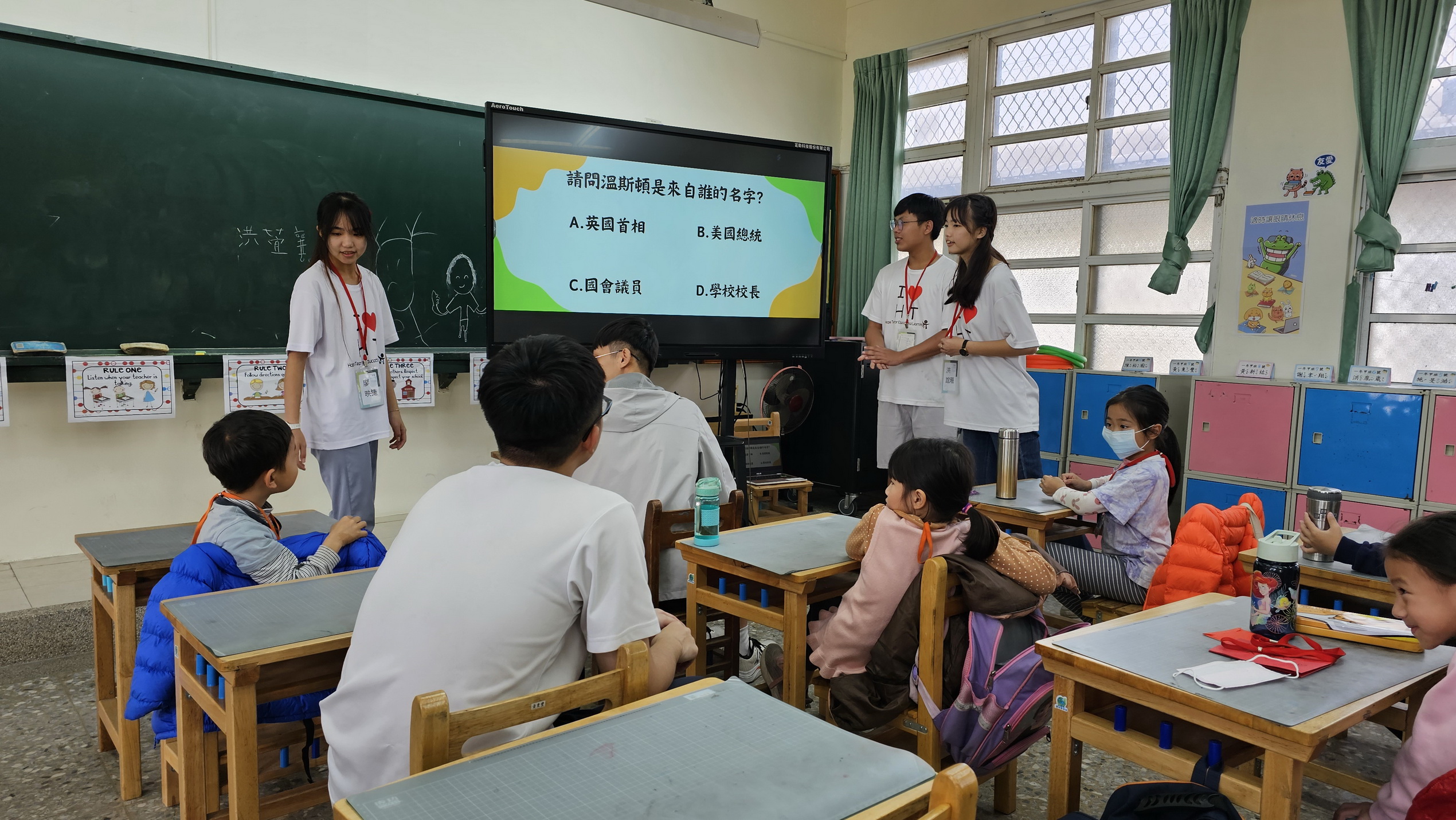 ▲希望工程學習輔導團隊高中志工義不容辭地走入二林鎮育德國小，舉辦了為期三天的冬令營，為第十所偏鄉小學帶來了活動的歡樂和關懷。（記者張溎壕攝）