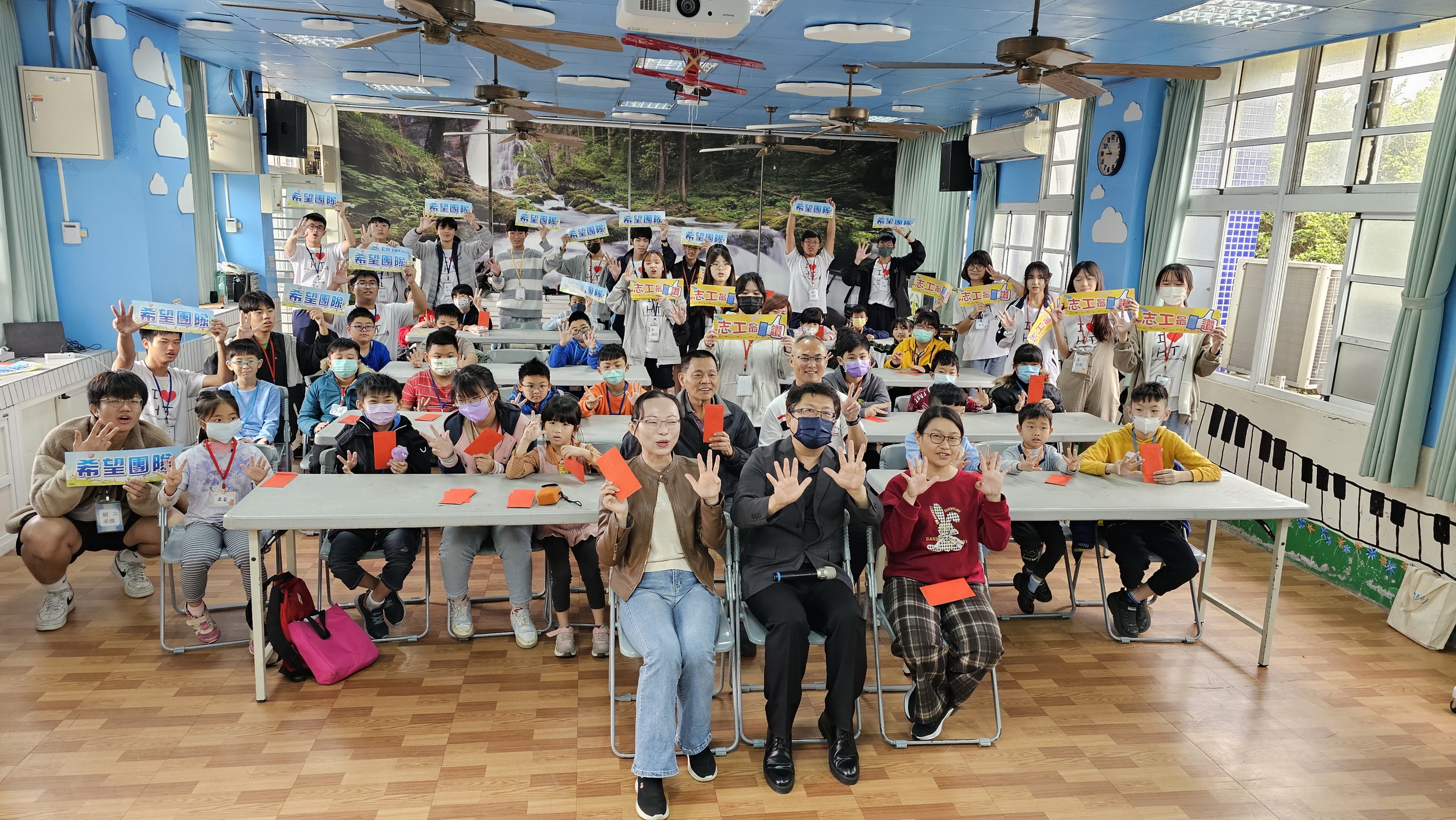 ▲希望工程學習輔導團隊高中志工義不容辭地走入二林鎮育德國小，舉辦了為期三天的冬令營，為第十所偏鄉小學帶來了活動的歡樂和關懷。（記者張溎壕攝）