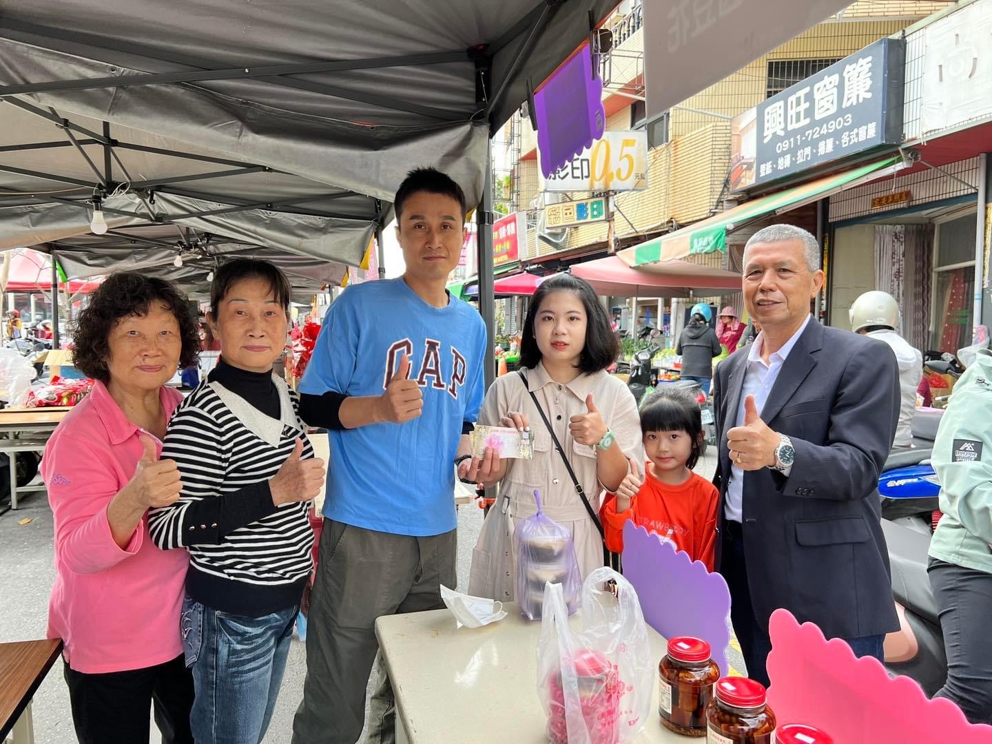 ▲彰化縣社頭鄉舉辦年貨大街，年貨大街首日開張就吸引眾多鄉民採購，歡迎各地的好朋友「龍」來社頭過好年。（記者張溎壕攝）