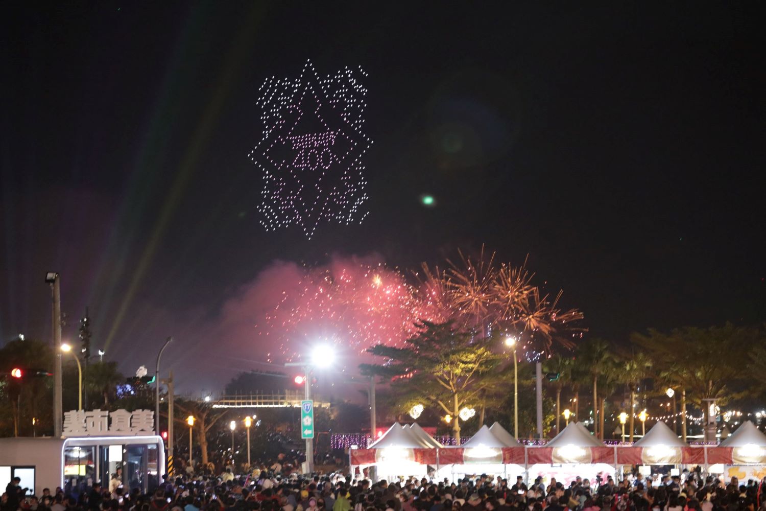 ▲假日展演結合無人機、煙火及燈光秀等相當精彩。(記者 陳彥霖 翻攝)
