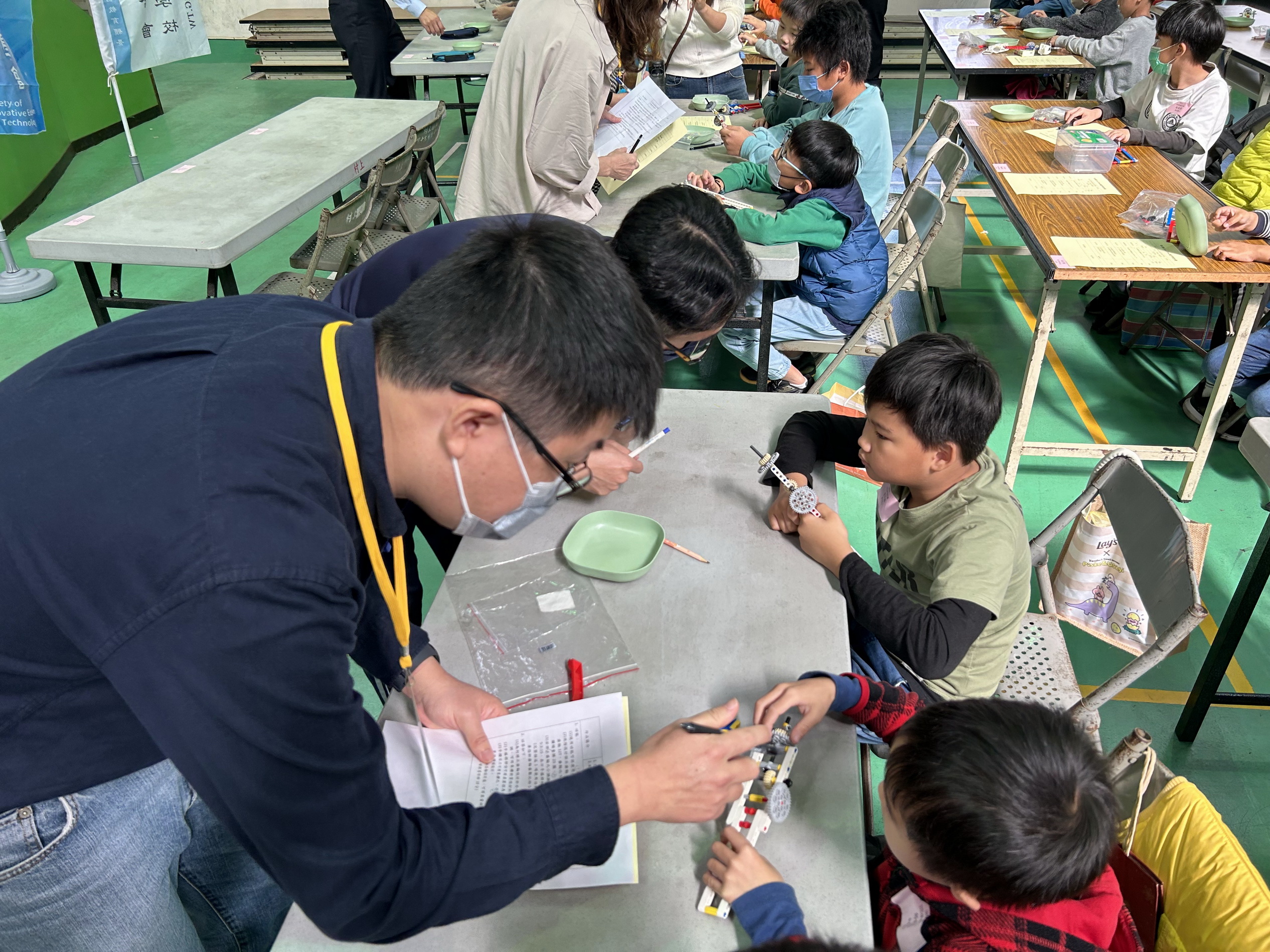 ▲彰化縣首場AI STEAM創意實作檢定競賽在大村鄉村上國小舉行，一百多名小學生齊聚活動中心，進行認知檢測和主題實作應用比賽。（記者張溎壕攝）