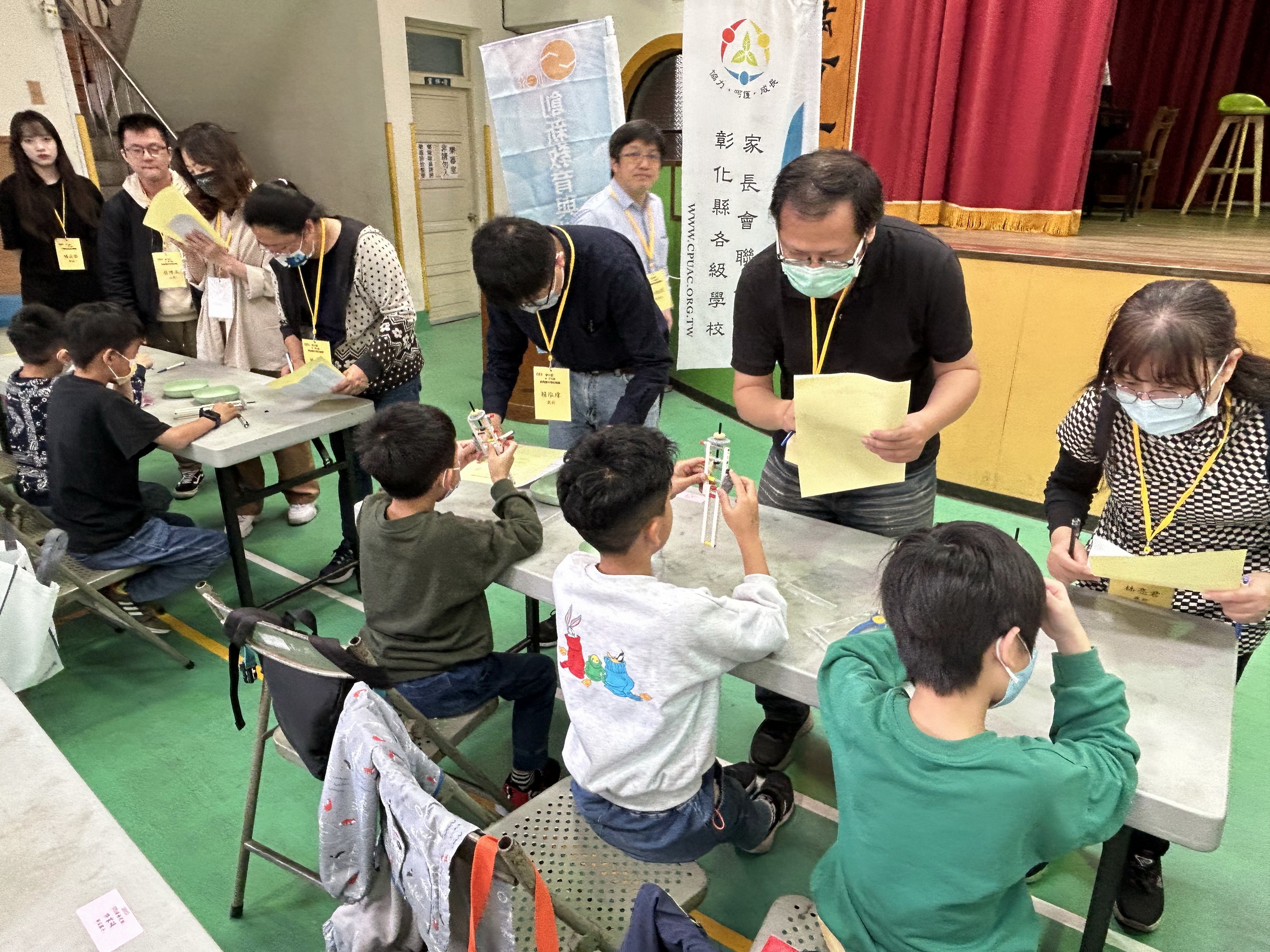 ▲彰化縣首場AI STEAM創意實作檢定競賽在大村鄉村上國小舉行，一百多名小學生齊聚活動中心，進行認知檢測和主題實作應用比賽。（記者張溎壕攝）