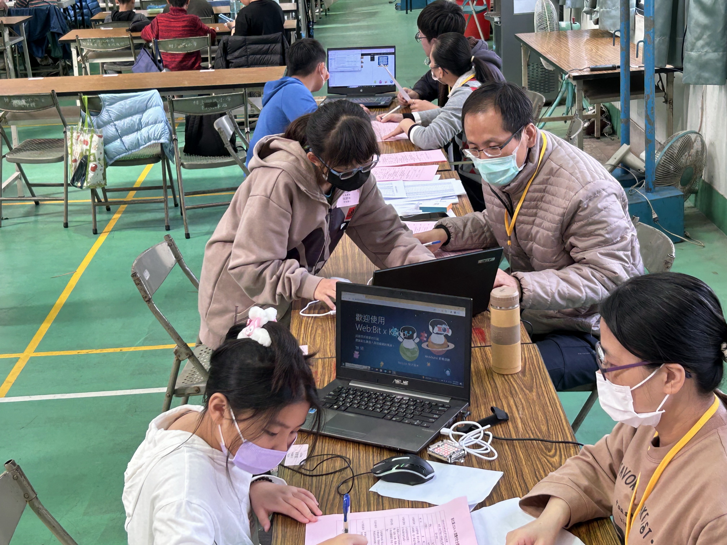 ▲彰化縣首場AI STEAM創意實作檢定競賽在大村鄉村上國小舉行，一百多名小學生齊聚活動中心，進行認知檢測和主題實作應用比賽。（記者張溎壕攝）