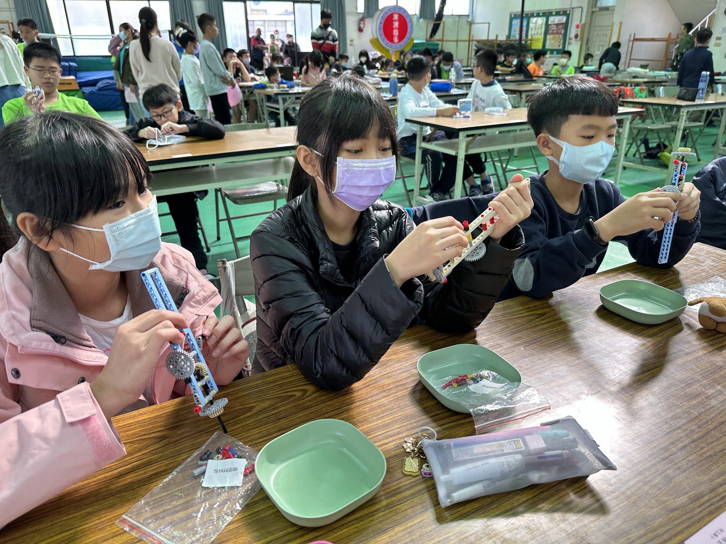 ▲彰化縣首場AI STEAM創意實作檢定競賽在大村鄉村上國小舉行，一百多名小學生齊聚活動中心，進行認知檢測和主題實作應用比賽。（記者張溎壕攝）