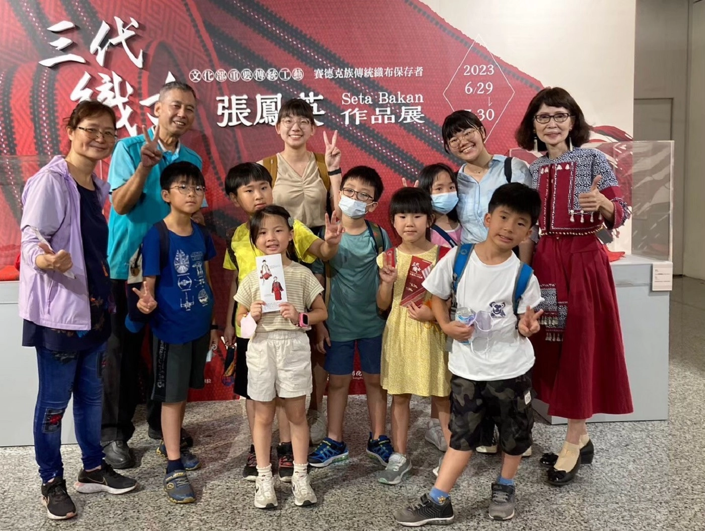何語芩(中)於民俗週帶小朋友參訪展覽