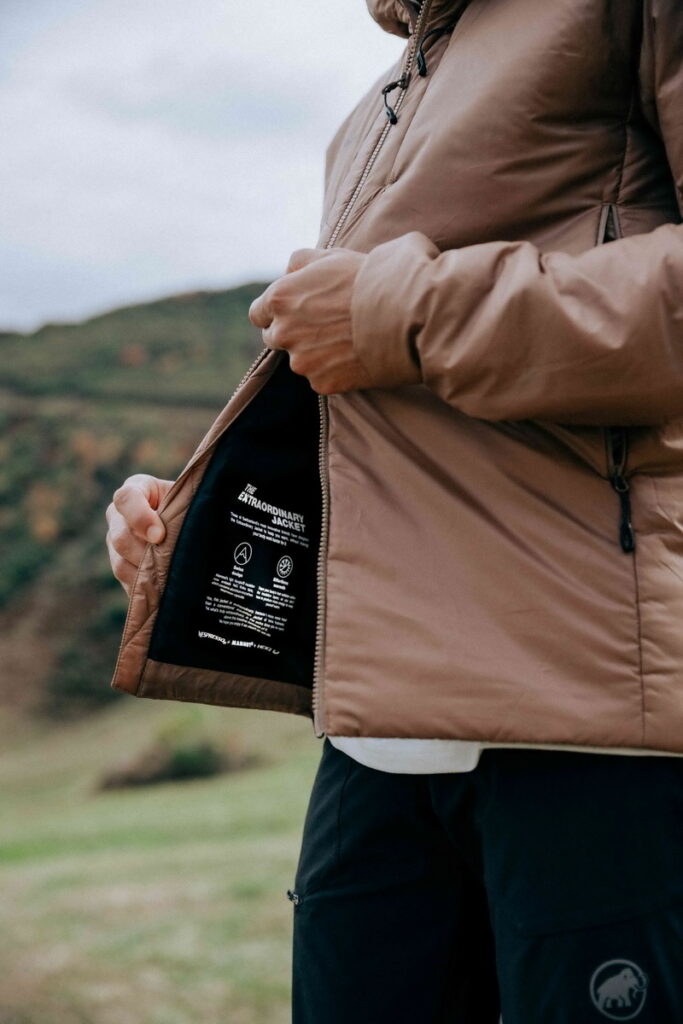 「Extraordinary Jacket」兼具機能與時尚感，整件外套採用YKK Vislon® 雙向拉鍊，讓穿脫操作更加順暢
