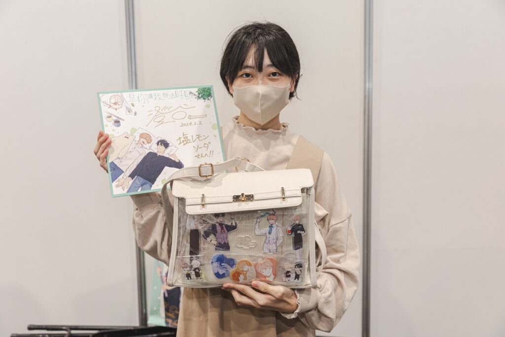 《是你讓我無法呼吸》澄谷ゼニコ老師 簽名會_讀者與簽名板合照