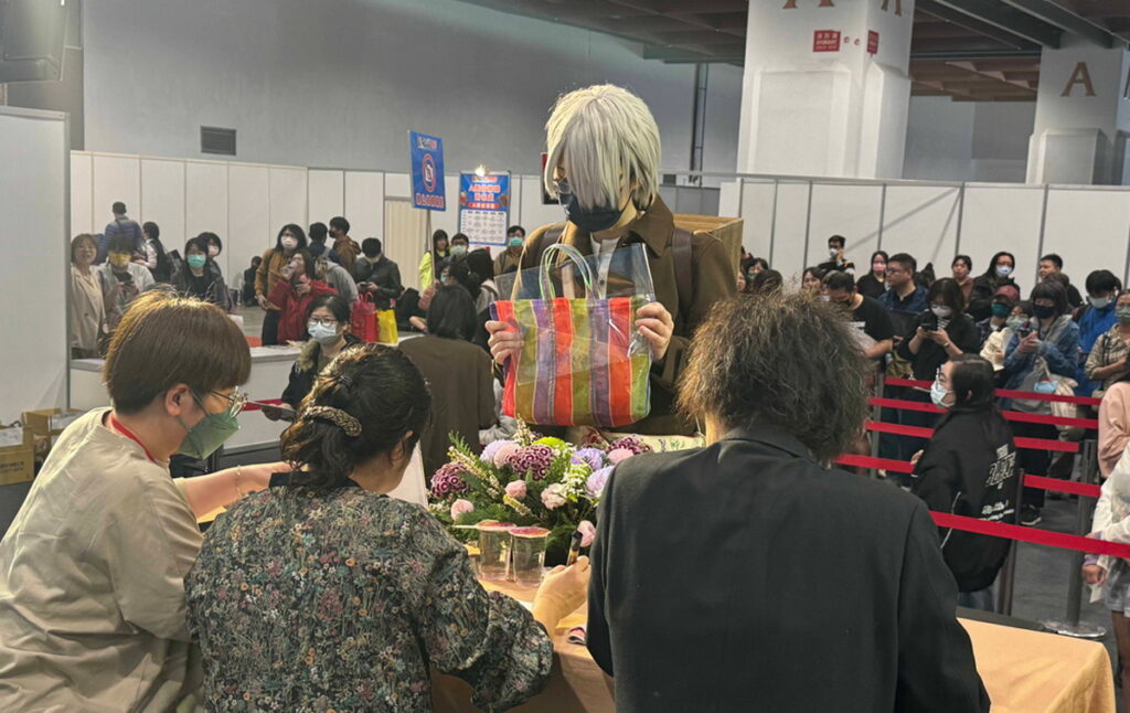 裝扮銀子來簽名的讀者