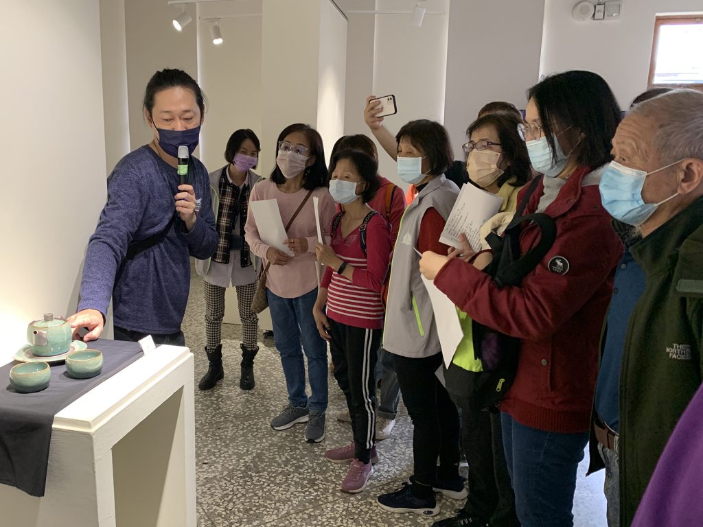 陶藝家羅文祺左1進行作品導覽。（圖/新竹國美館提供）