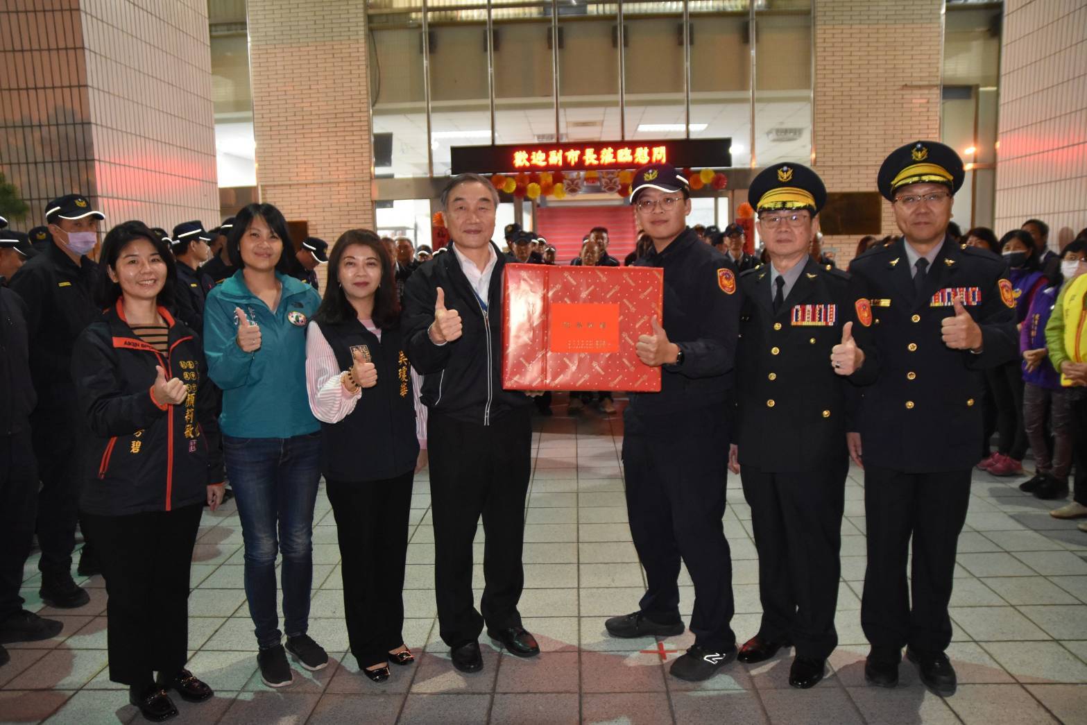 ▲圖說:黃國榮副市長至烏日分局致贈春節慰問品及小紅包 (圖/台中市政府提供)