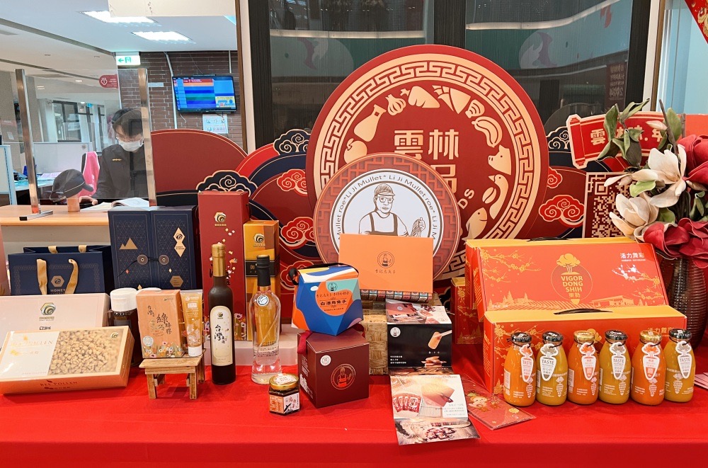 蜜蜂故事館於年節推出吉光森林禮盒，送禮自用兩相宜。於綠色隧道旁的古坑旗艦店，也是春節出遊的好選擇。(圖/雲林縣政府提供)