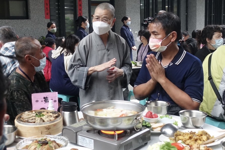 近一甲子的關懷　花蓮冬令發放圍爐看見靜思精舍 215