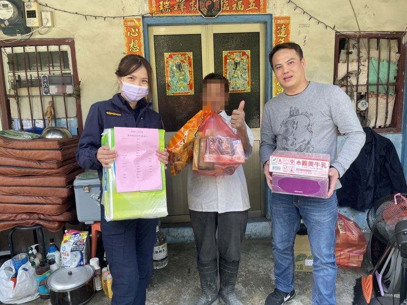 春節將至!斗六警偕同善心人士寒冬送暖
