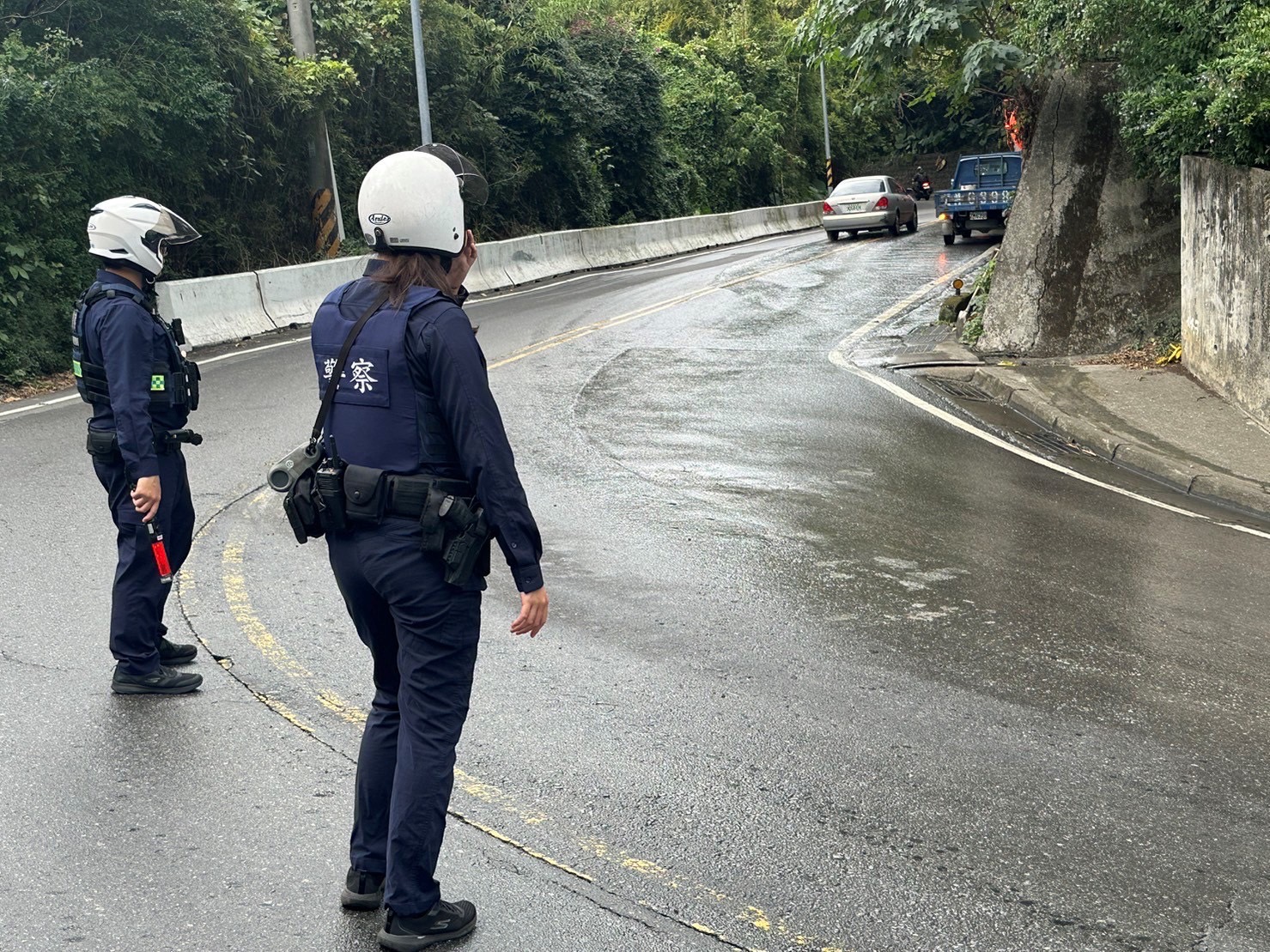 北投區日前一輛砂石車行駛中疑似未嚴密覆蓋,造成大片土石散落路面。(記者薛秀蓮翻攝)