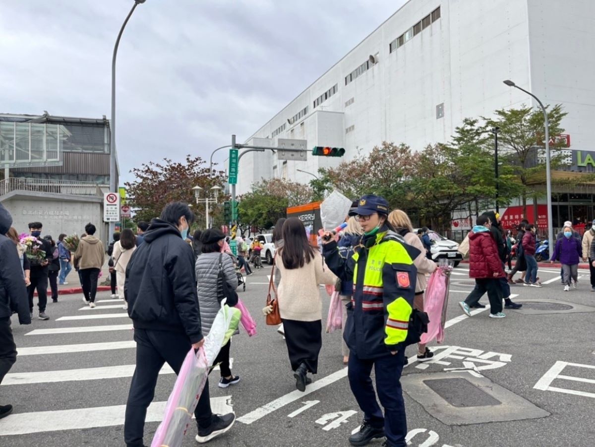 員警交通疏導資料照片。(記者薛秀蓮翻攝)