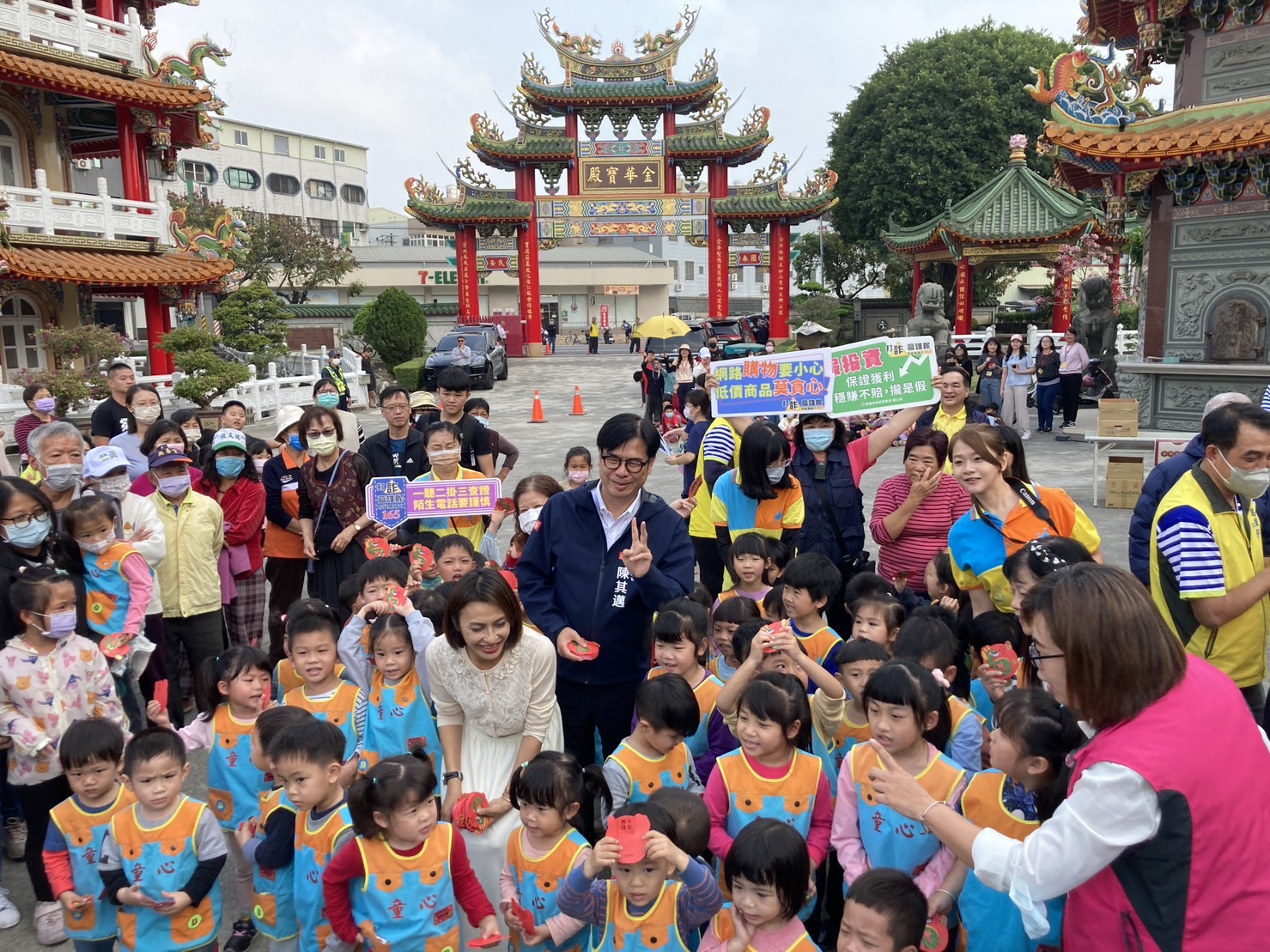 陳其邁春節發龍年小紅包│湖內警宣導全民防詐同歡。〈圖/記者蔡宗武翻攝〉
