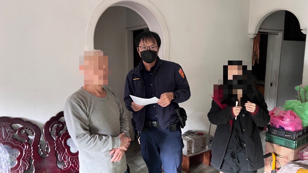 警方去民眾家裡協助申請愛心手鍊。(記者送紹誠翻攝)