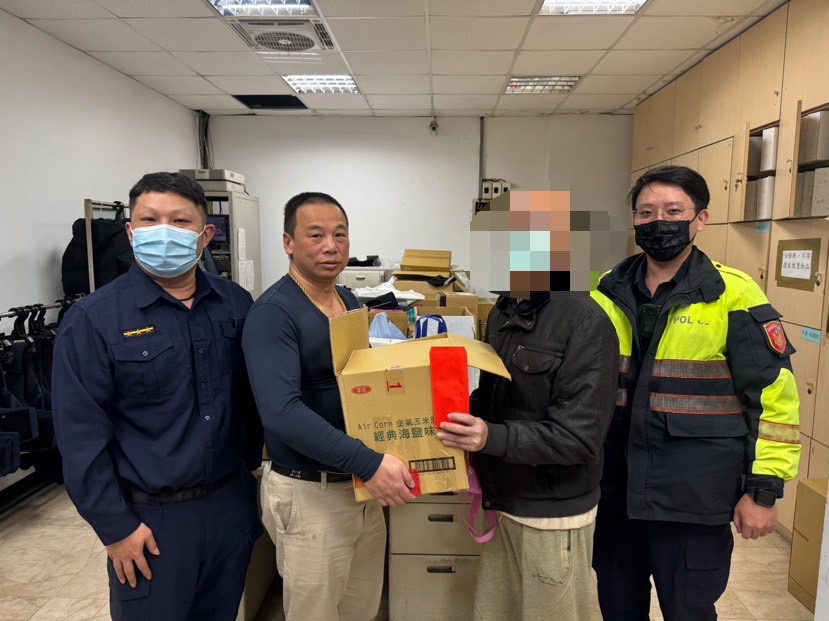 協助送上關懷物資及春節加菜金。(記者送紹誠翻攝)