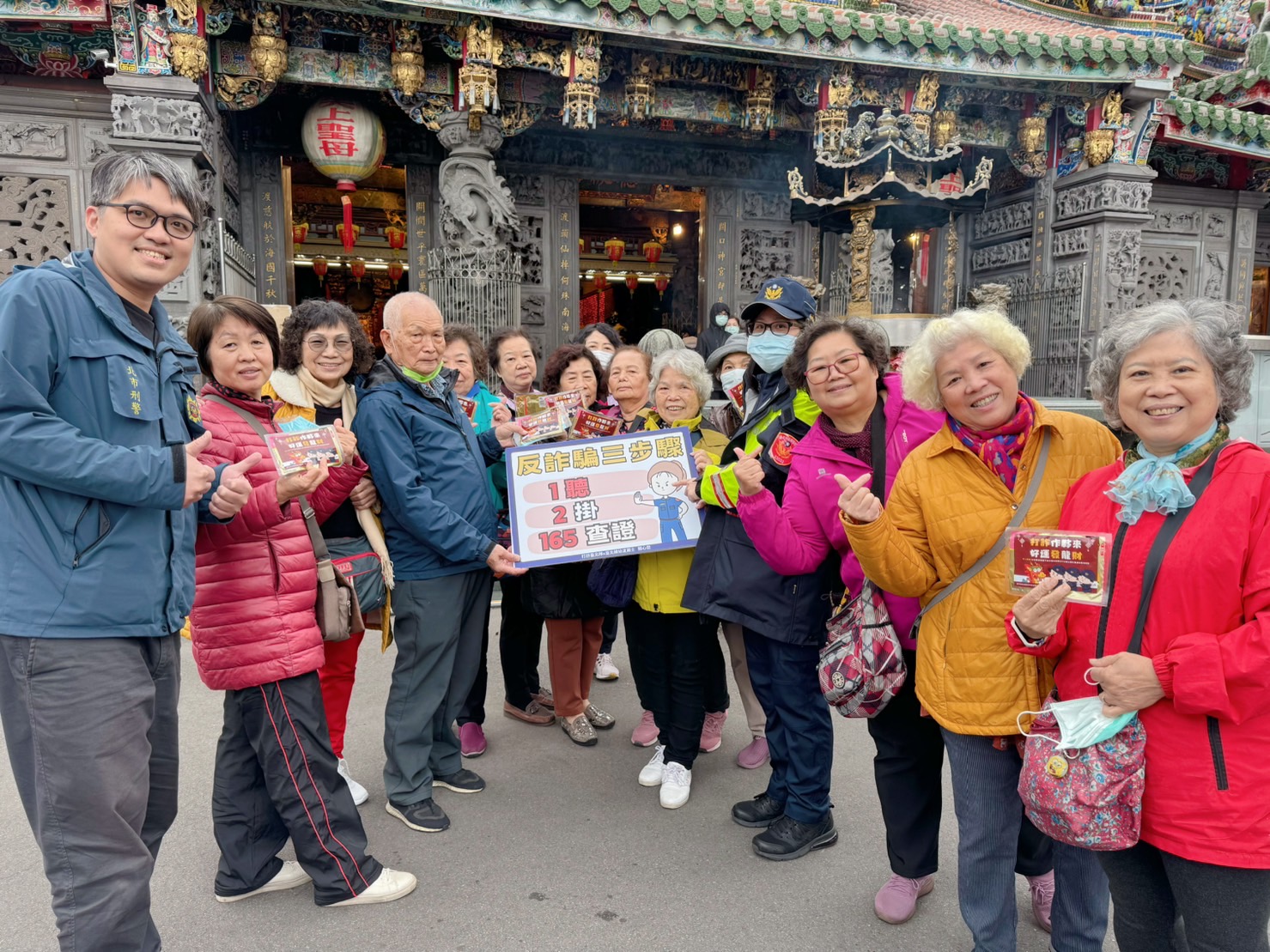 北市警婦幼隊特地前往臺北市北投關渡宮進行反詐騙及防範自保的宣導活動。(記者黃荷琇 翻攝)