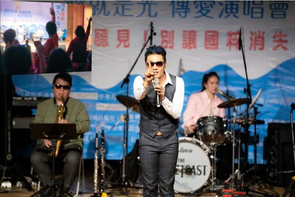 ▲視障回憶系歌手林信宏領軍的相信經典樂團,總統大選後的隔周周末(1/20) 「相信經典 典藏國樂 愛就是光 傳愛演唱會」熱力歡唱,粉絲現場舞動全場嗨翻。(圖/相信經典樂團提供)