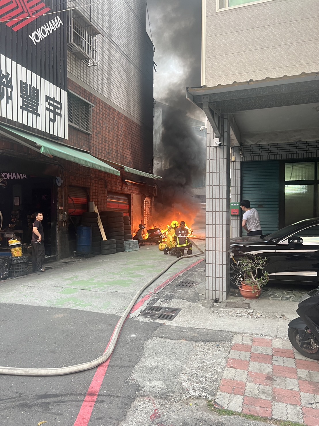 高雄市澄清路巷內突傳火燒車 監視器釐清為老舊機車自焚