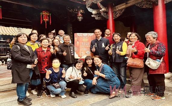 北港朝天宮信眾獻春仔花供神花 限量8對聖笅最多可得