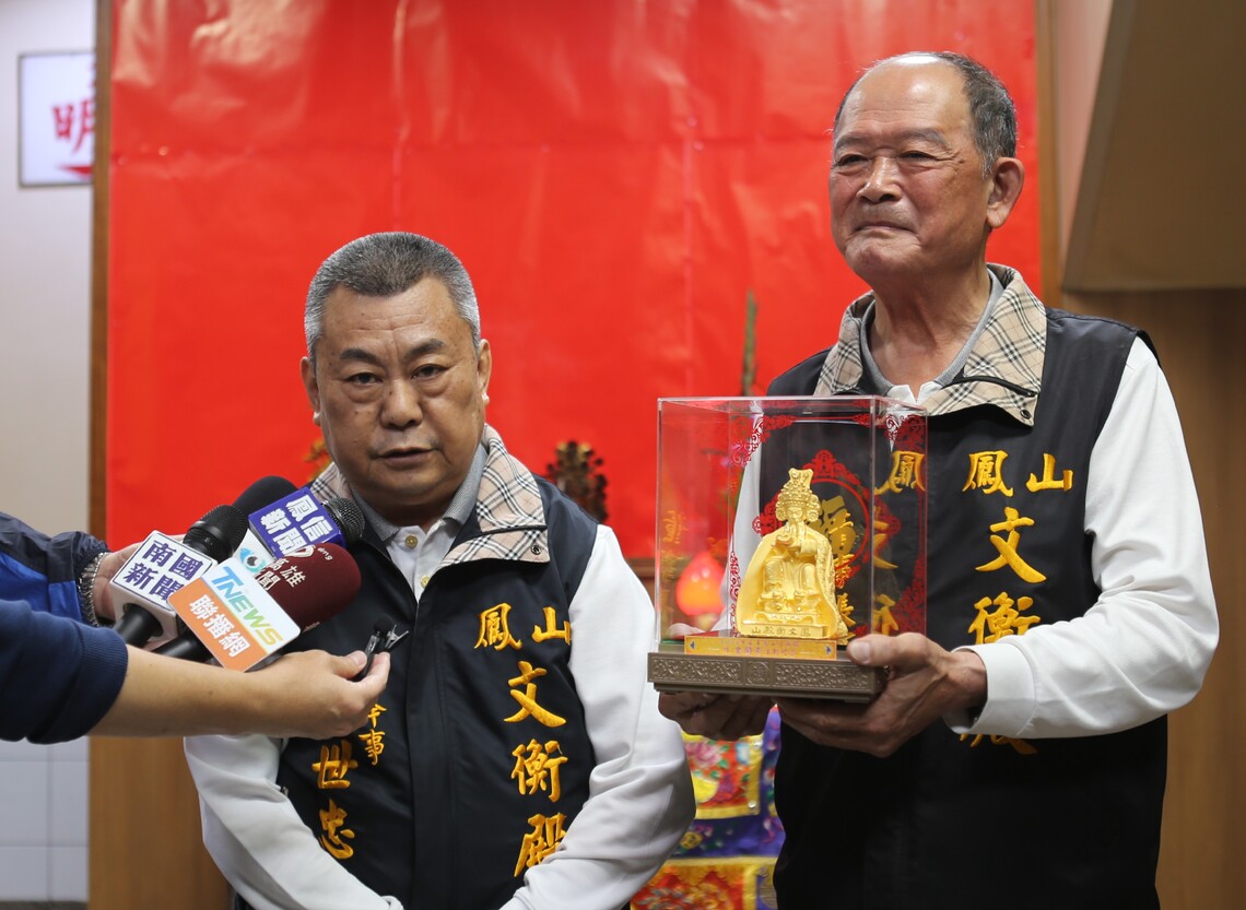 漾新聞|鳳山赤山文衡殿搏筊杯 把2兩重市值20萬元「金關帝」帶回家保平安