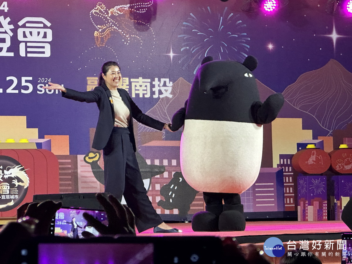 許縣長與可愛貘法度的馬來貘相見歡。(記者扶小萍攝)