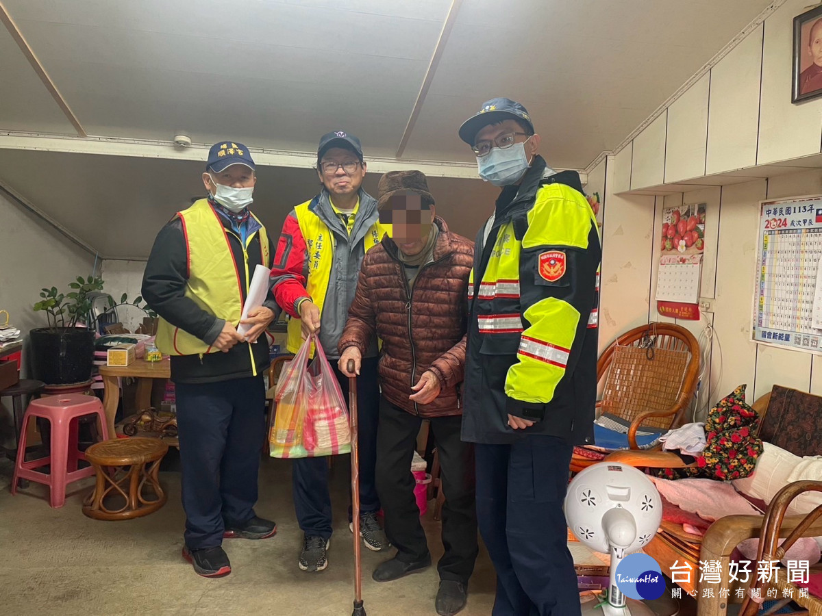 楊梅警攜手里長、守望相助隊及廟宇,寒冬送暖關懷清寒、弱勢家庭。<br /><br />